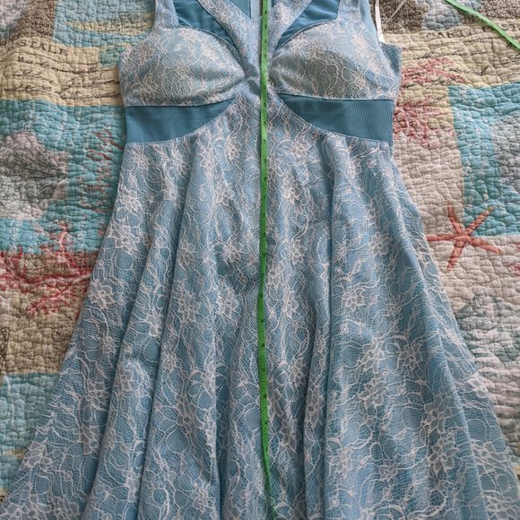 Lace mini dress - Picture 2 of 7